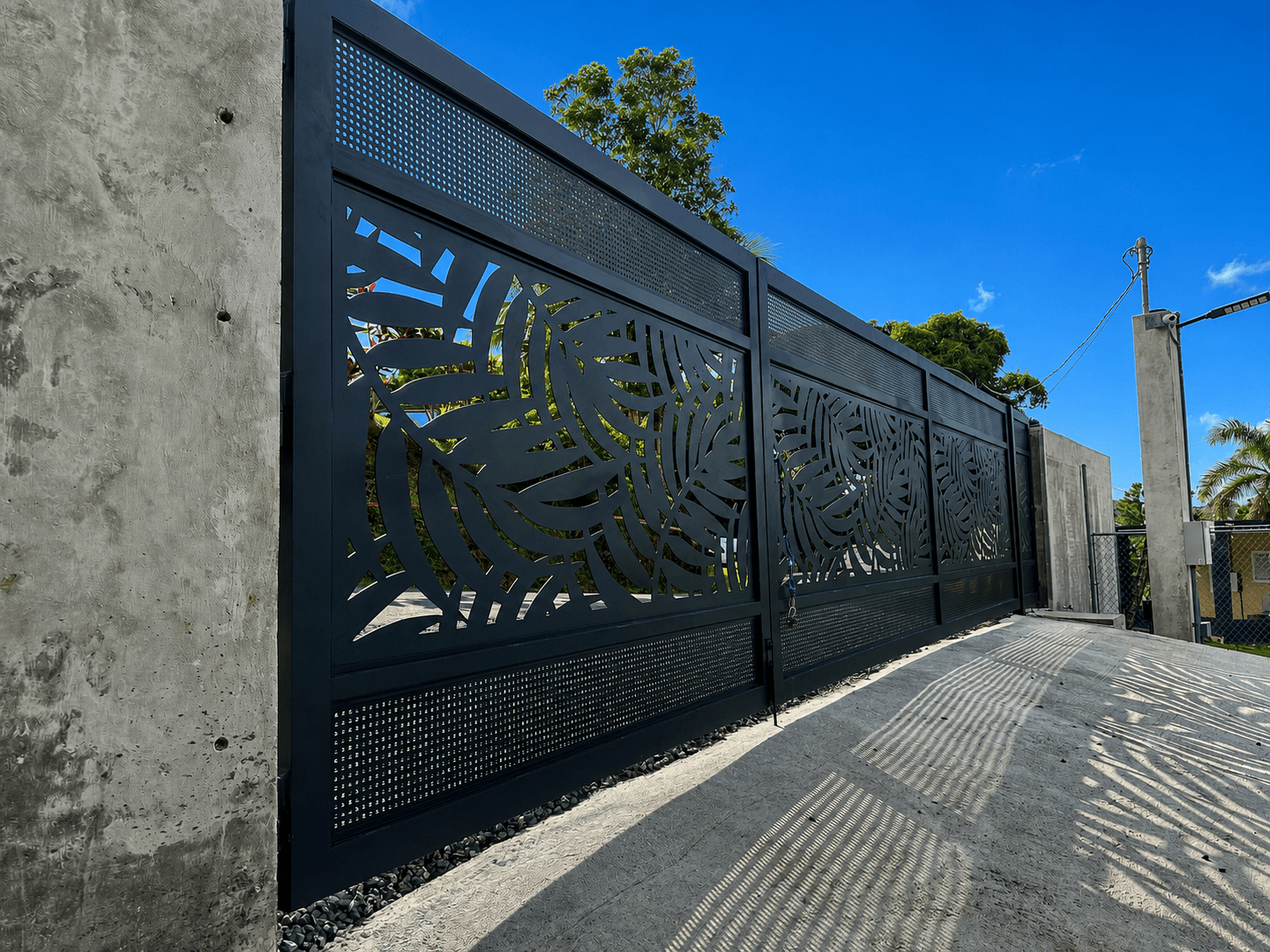 Monstera leaf pattern gate
